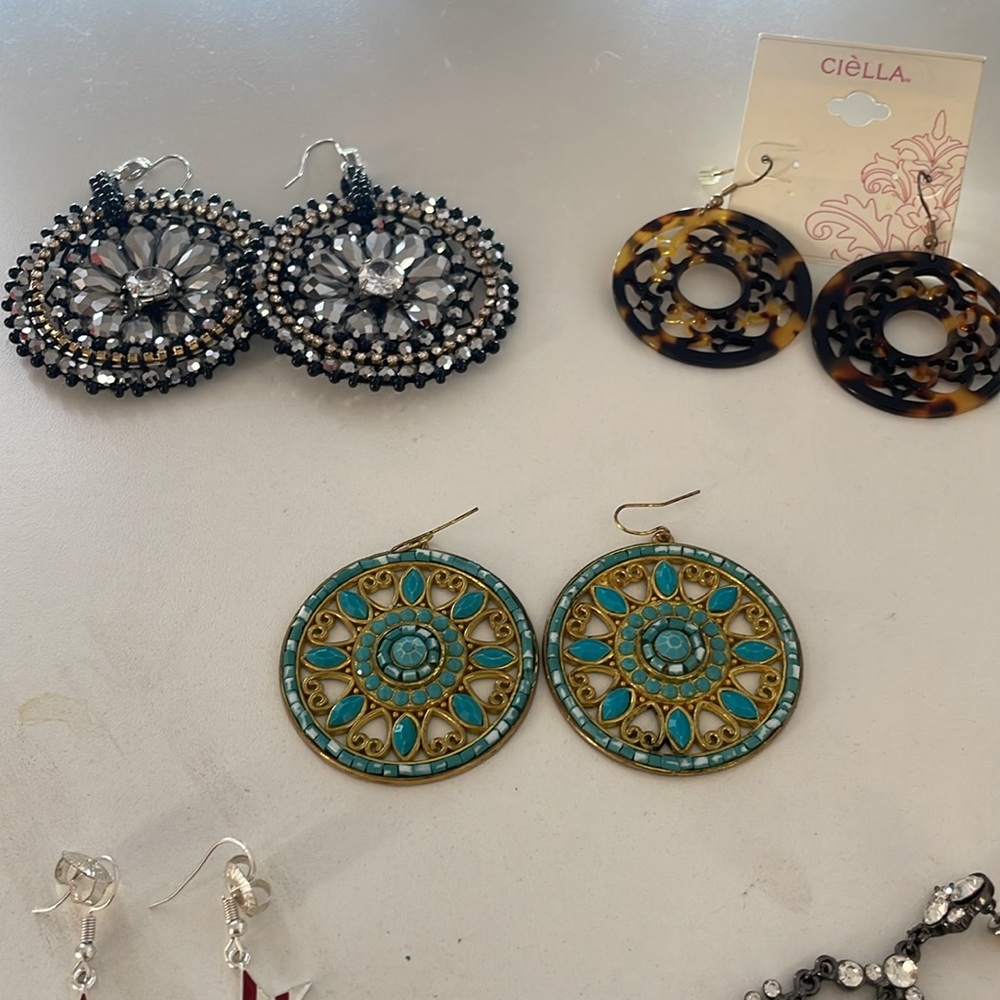 Pendant statement earrings - Picture 3 of 3